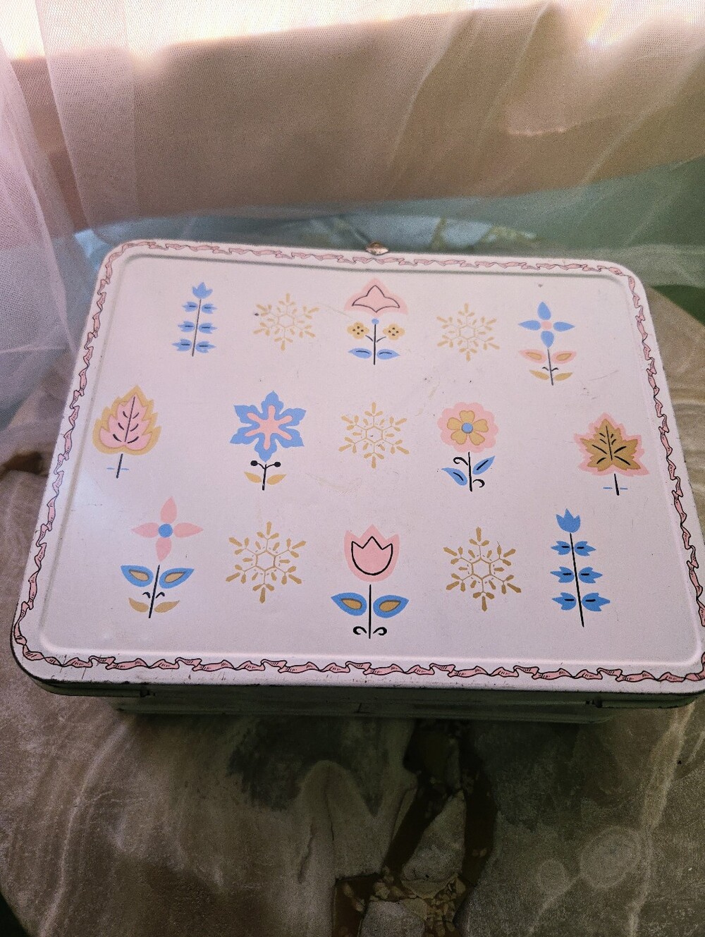 ❄️Vintage 1960s Ohio Art Snowflake Ribbon Metal Lunch Box – Retro Charm!
